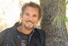 Kenny Loggins Plays Santa Maria