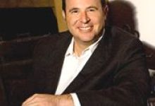 David Sigman as Director of Catering for El Encanto