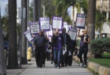 Court Workers Picket for Pay Raise