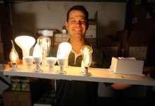 DELux LED’s Innovative Way to Change Your Bulbs