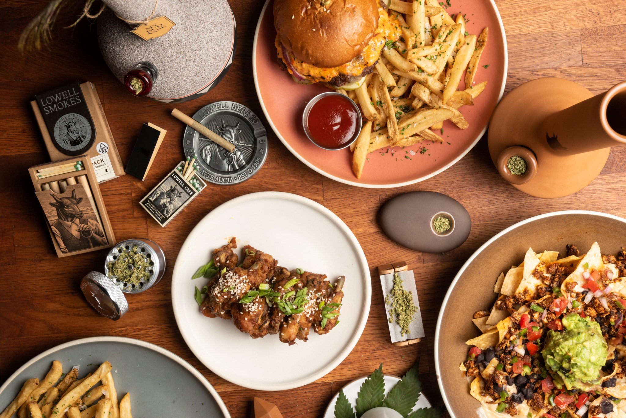 Пикник на природе. Стол с едой на природе. Помимо еды. Дети за едой. Правильное питание.