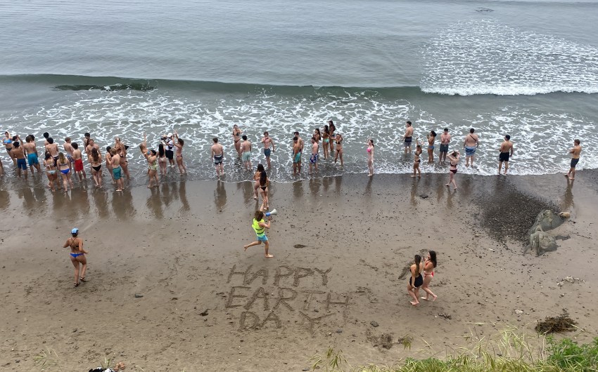 Honderden op Isla Vista vieren de Dag van de Aarde met 'The Plunge'
