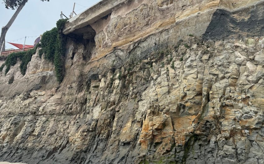 Update: man sterft nadat hij 15 meter van een klif stortte op Isla Vista