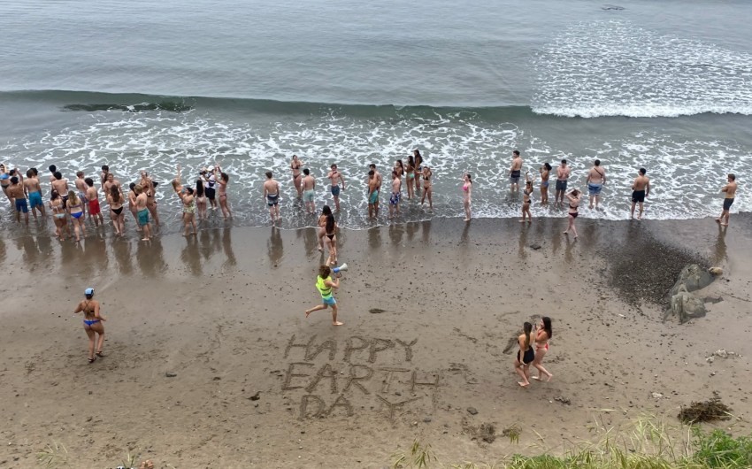 Hundreds in Isla Vista Celebrate Earth Day with ‘The Plunge’