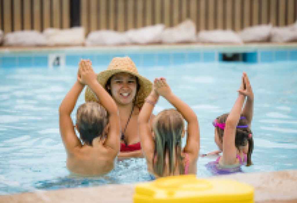 La Ciudad ofrece clases de natación y programas de seguridad acuática para jóvenes a bajo costo