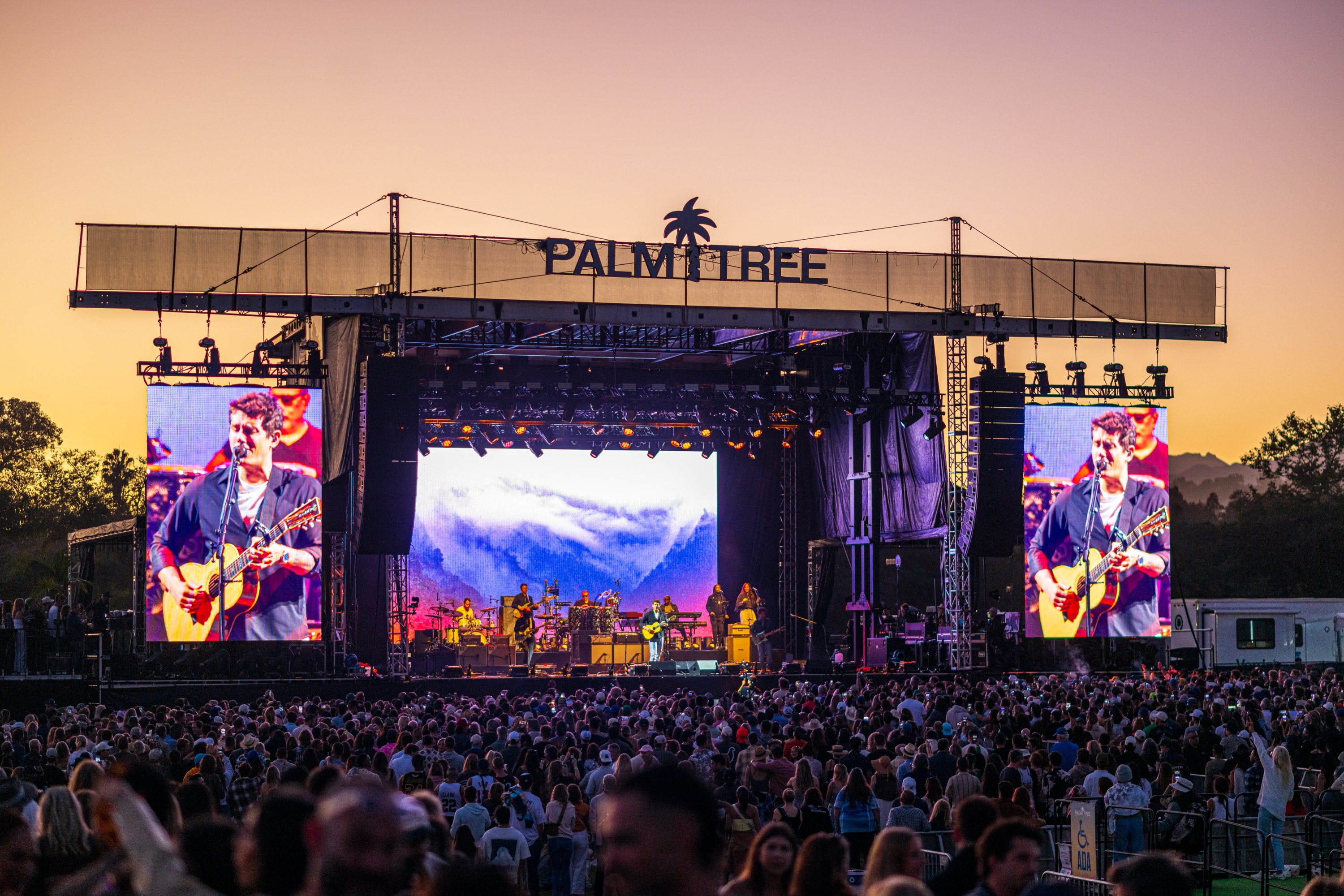 Can’t Beat the View — and the People Watching — at the Palm Tree Music