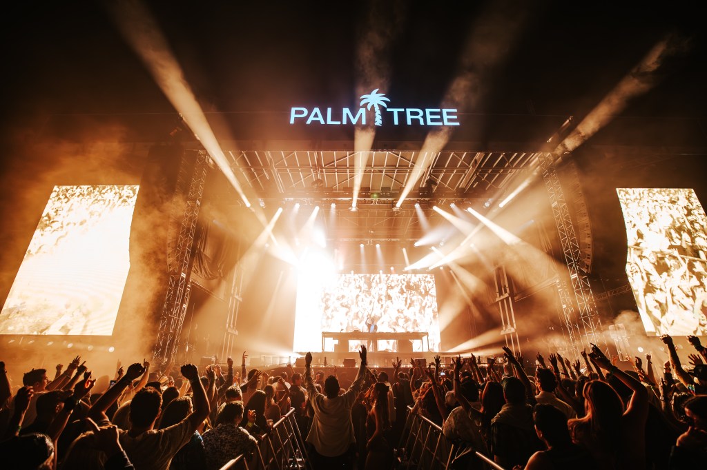 Can’t Beat the View — and the People Watching — at the Palm Tree Music