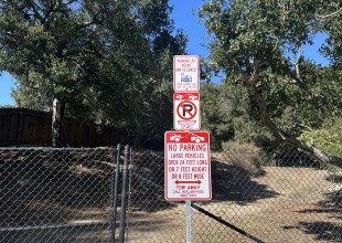 Restricciones de estacionamiento cerca del inicio del  sendero Hot Springs