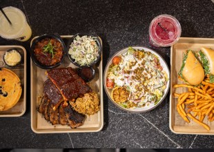 Que Is Cued Up for Smokey Goodness