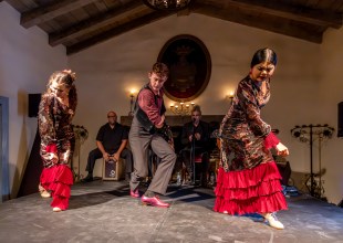 Spectacular Íntimo ‘Jóvenes’ Brings the House Down at the Covarrubias Adobe