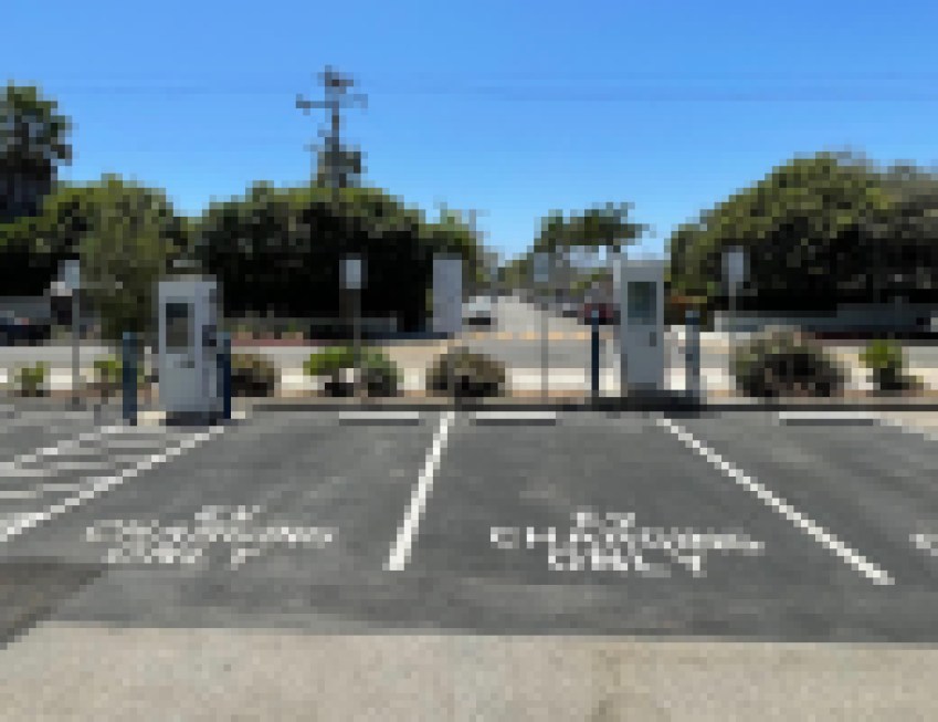 La Ciudad inaugura una nueva estación de carga para vehículos eléctricos en la Biblioteca Eastside