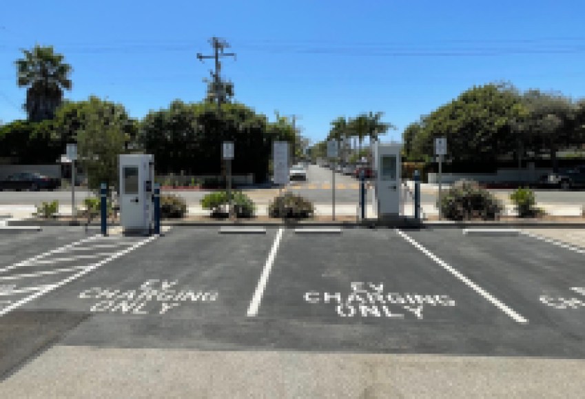 La Ciudad inaugura una nueva estación de carga para vehículos eléctricos en la Biblioteca Eastside