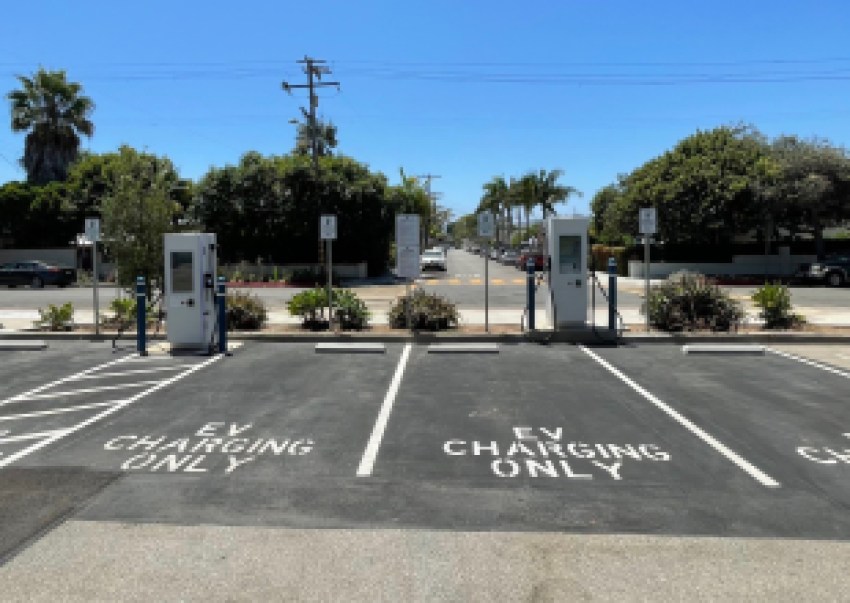 La Ciudad inaugura una nueva estación de carga para vehículos eléctricos en la Biblioteca Eastside