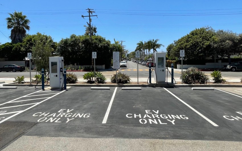 La Ciudad inaugura una nueva estación de carga para vehículos eléctricos en la Biblioteca Eastside