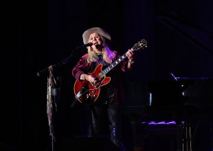 Melissa Etheridge Rises — and Rouses — the Crowd in a Solo Evening of Song