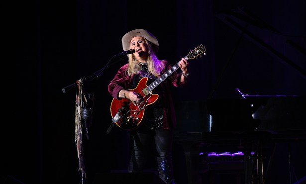 Melissa Etheridge Rises — and Rouses — the Crowd in a Solo Evening of Song