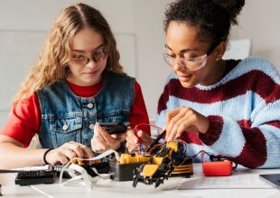 Únete a los Adolescentes Enseñan la Tecnología: Aplícate antes del 24 de octubre